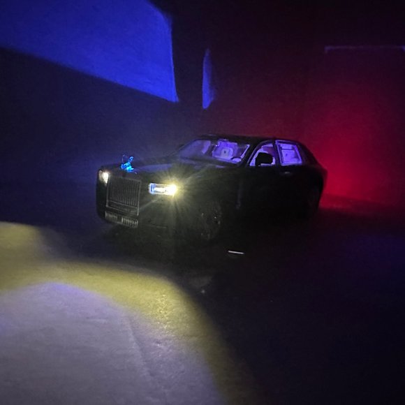 1:24 Rolls-Royce Phantom Metal Diecast  Black WITH LEDS Roll-Back - Picture 8 of 9